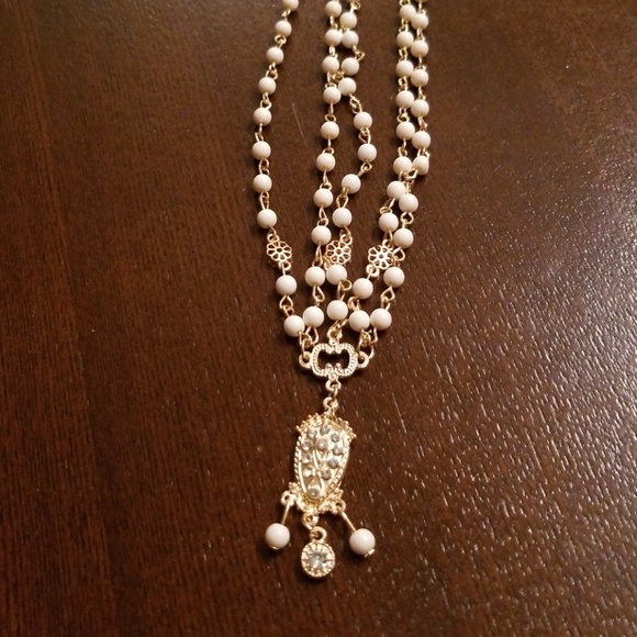 🆕️Boho Faux white pearls with gold head piece - Picture 5 of 5